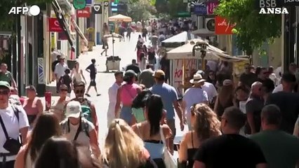 Ondata di caldo ad Atene, turisti e residenti cercano refrigerio