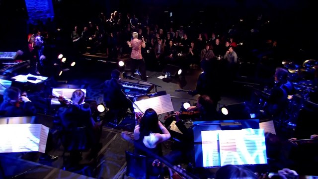 Walking on Broken Glass - Annie Lennox (live)