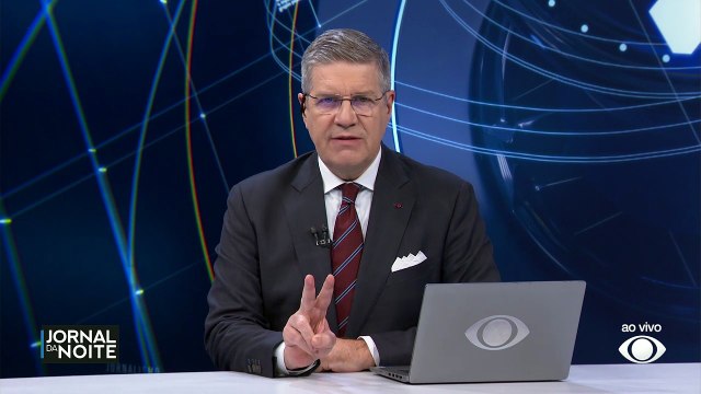 Ônibus de dois andares tem teto arrancado após bater em ponte na Inglaterra