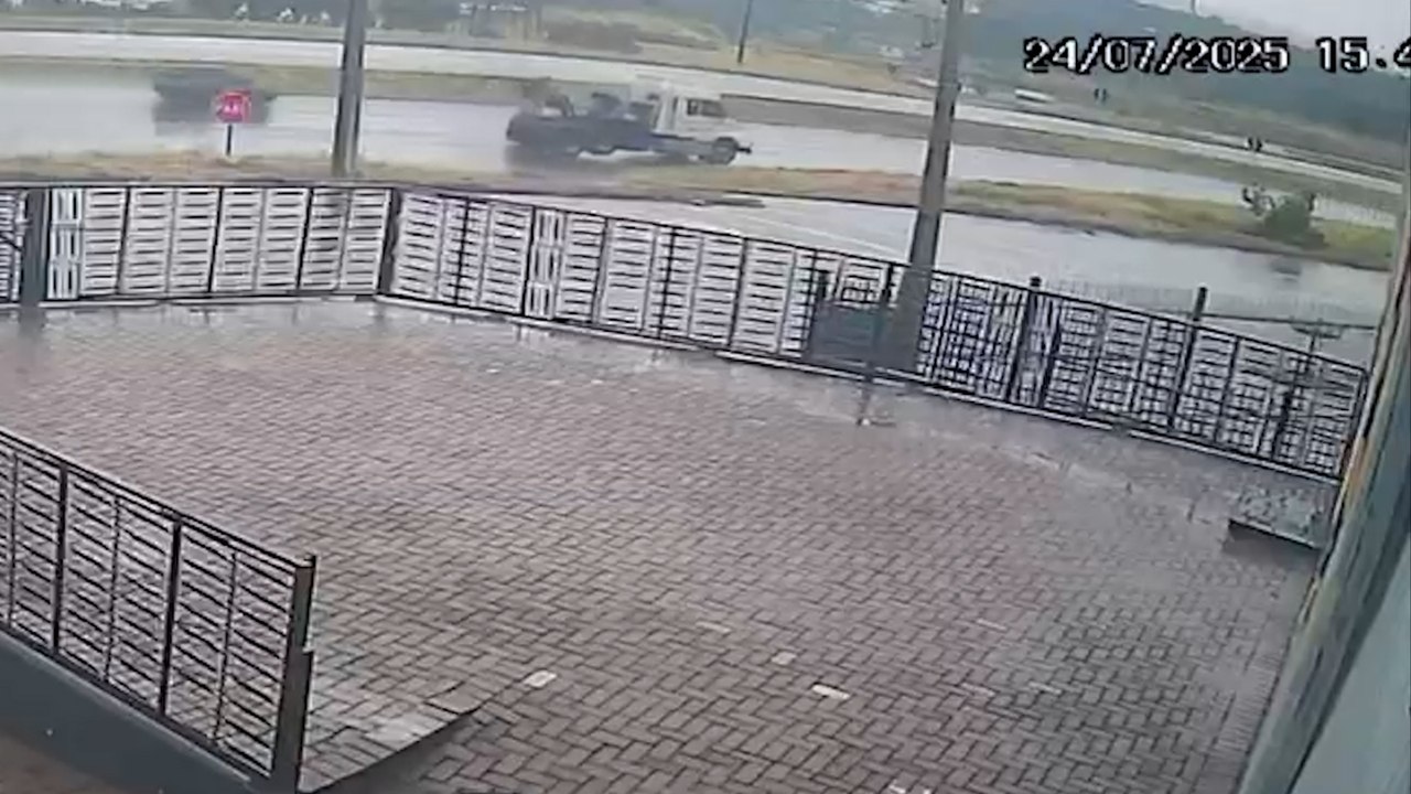 Câmera flagra acidente entre Van e caminhão guincho na BR-467 em Cascavel