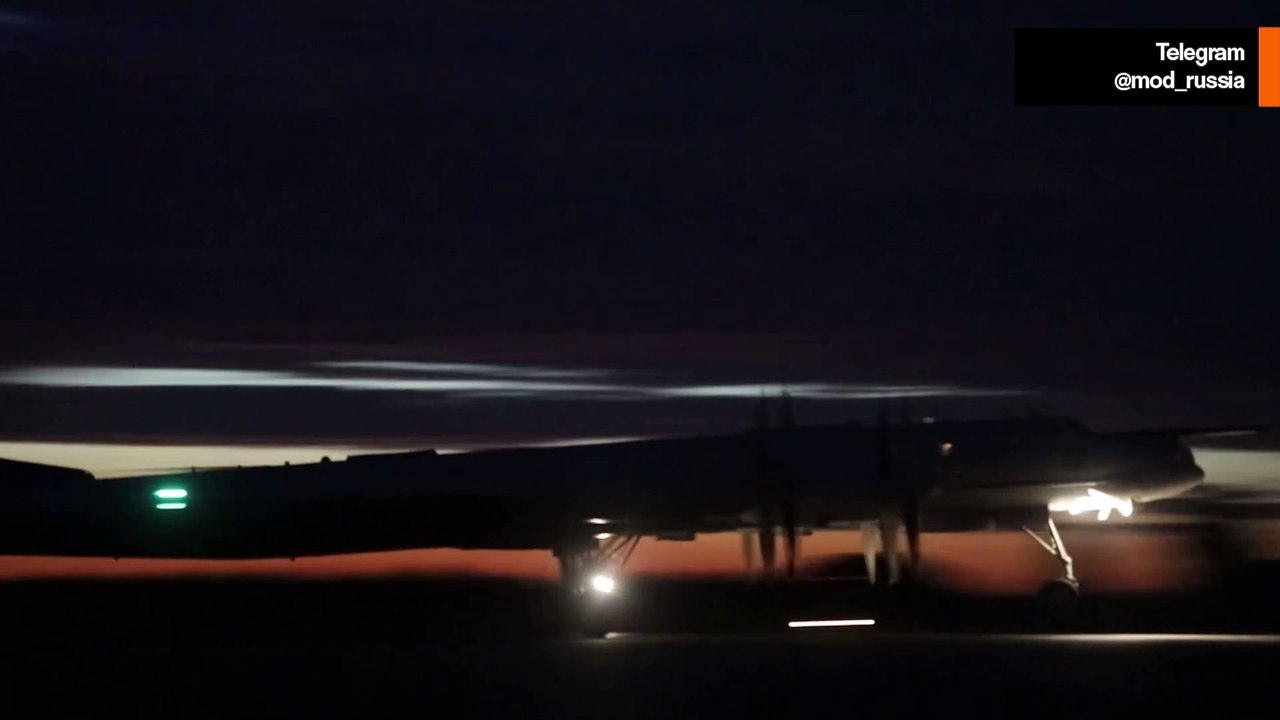 接近しすぎた！米軍がロシア爆撃機を迎撃 – 驚きの瞬間を見よ！