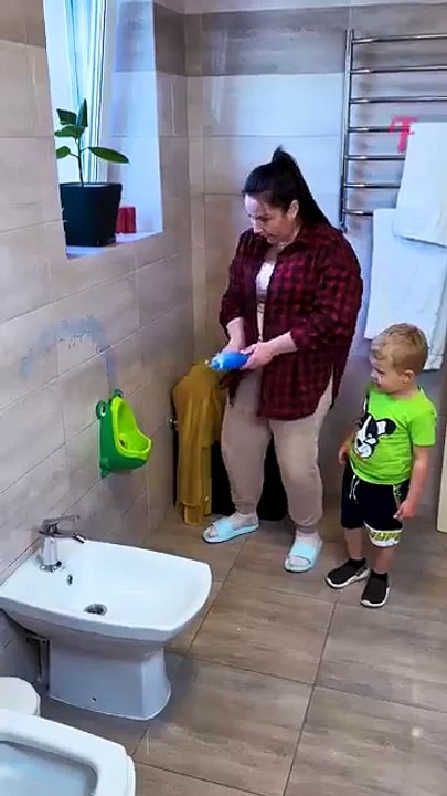 Mom_s_Unique_Approach_to_Teaching_Kids_Hygiene_#shorts(360p)