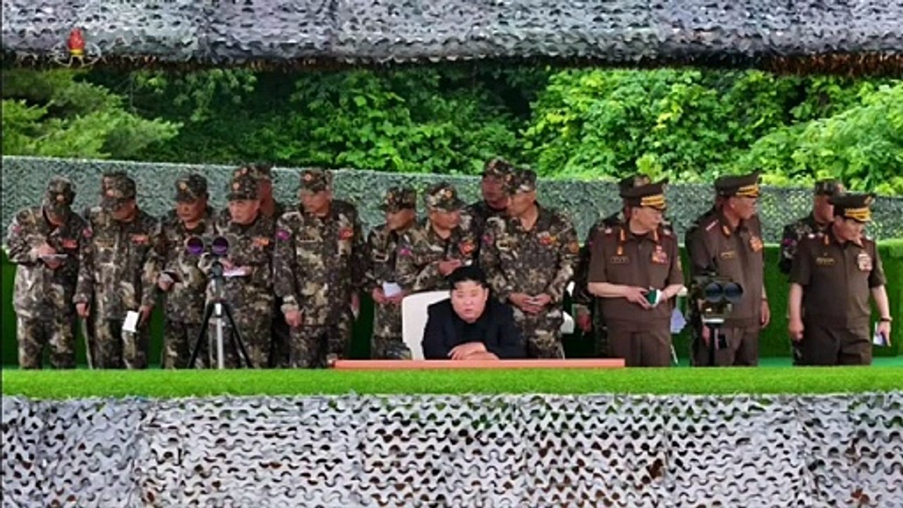 Estimado camarada Kim Jong Un presencia competição de treinamento de disparo de canhão entre subunidades de artilharia do EPC