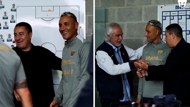 Efraín Juárez presenta a Keylor Navas al resto del plantel de Pumas