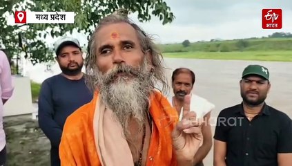 नर्मदा के अंदर बाबा ने लगाया आसन, पद्मासन मुद्रा में बैठकर कठिन साधना में लीन