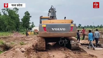 खजुराहो सिंगरौली रेलवे लाइन पर बड़ा हादसा, लोहे के जाल के नीचे दबे मजदूर