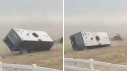 Bufera negli Stati Uniti: camion e camper sollevati dal vento