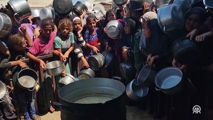 Gazze'de açlıkla mücadele eden Filistinlilere sıcak yemek dağıtıldı