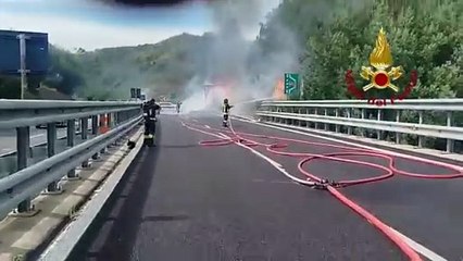 Incendio sulla Bretella Lucca-Viareggio, i vigili del fuoco al lavoro senza sosta