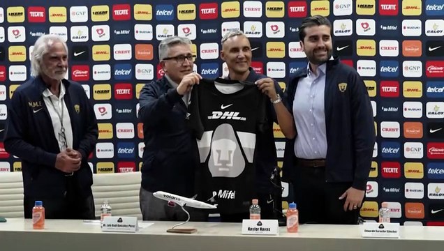 Keylor Navas prend la pose avec son nouveau maillot