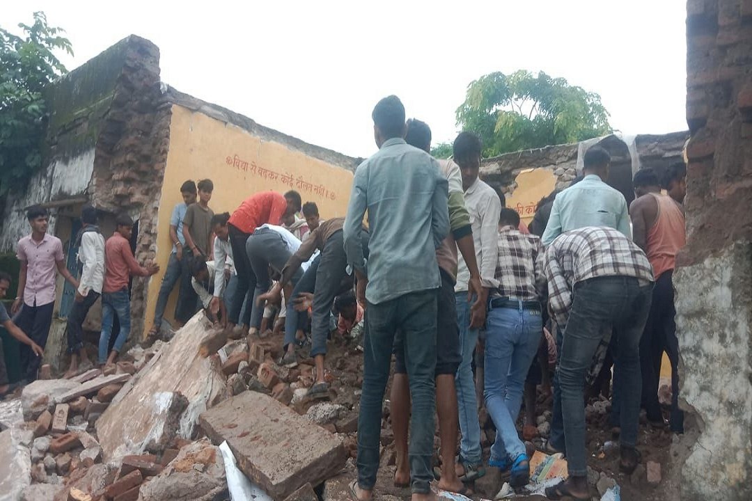Jhalawar School Collapse: आंखों में आसूं...मलबे...