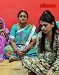 कानात हेडफोन,  समोरून  ट्रेन आली,  महिलेला  वाचवायला  तरुण धावत गेला  अन् दोघेही