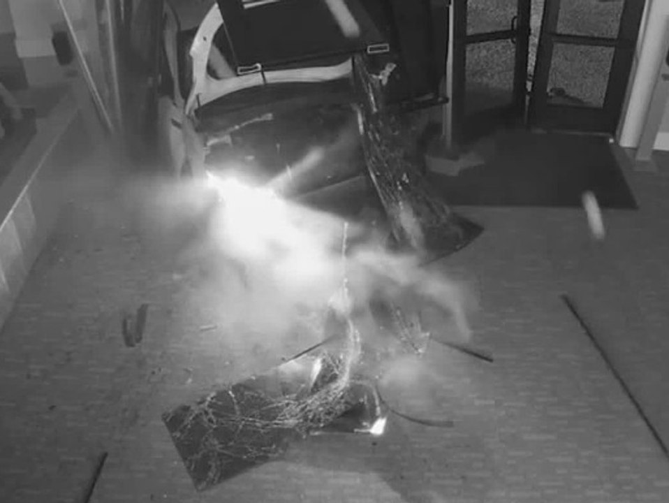 Mit Vollgas: Gestohlenes Auto kracht in Kirche hinein