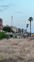 Vendedores ambulantes en el paseo marítimo de Castelldefels