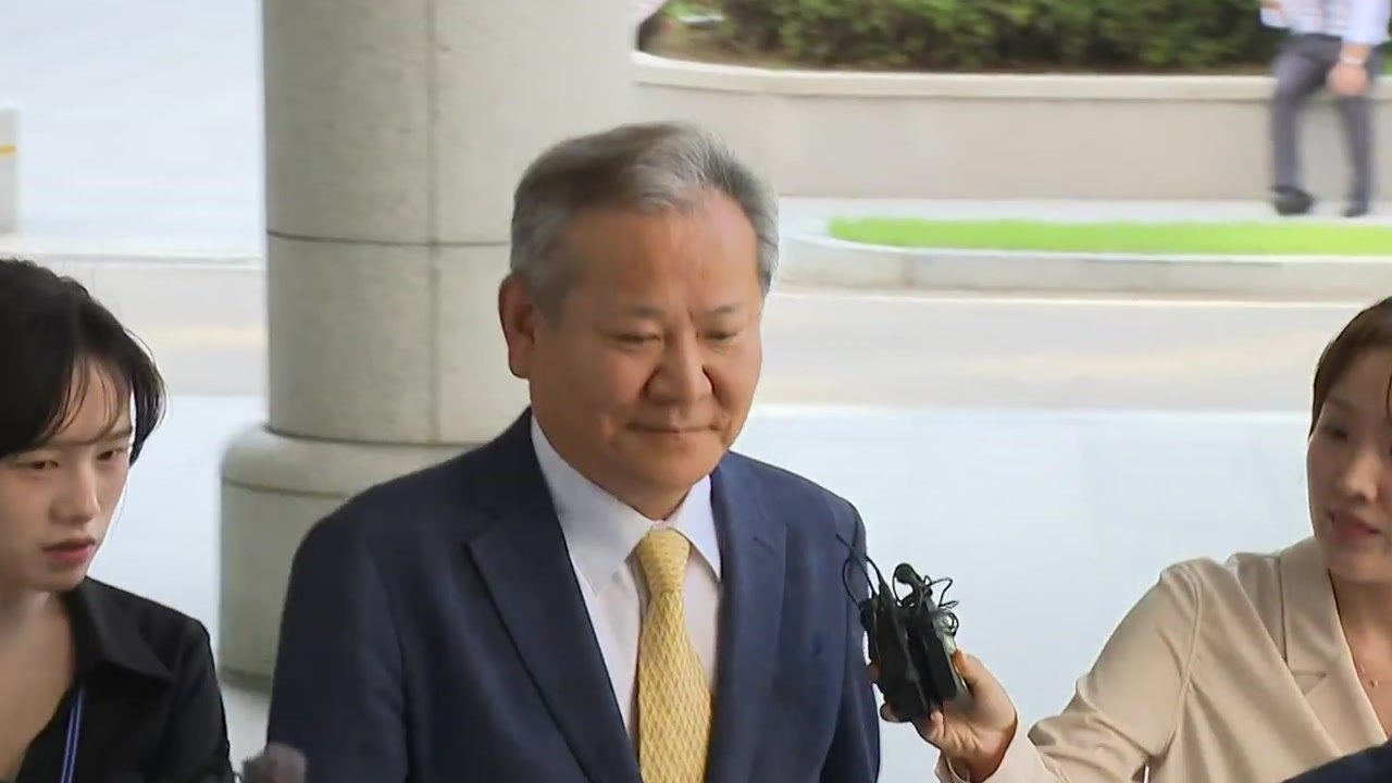 '단전·단수 의혹' 이상민 특검 출석...취재진 질문에 침묵 / YTN
