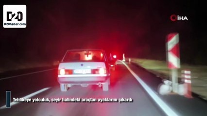Tehlikeye yolculuk, seyir halindeki araçtan ayaklarını çıkardı