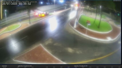 Carro invade canteiro na Jatiúca