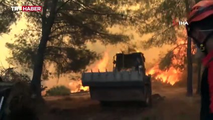 Antalya Aksu'da ekiplerin yangınla mücadelesi kamerada