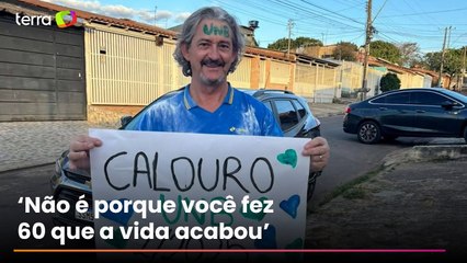 Carteiro é aprovado aos 65 anos em faculdade e é surpreendido com festa da família: ‘Nunca é tarde’