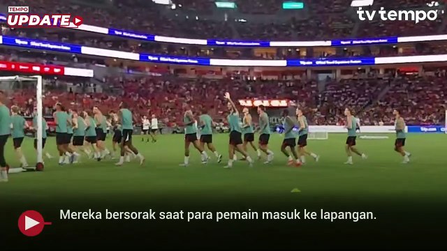 Antusias Penonton Melihat Pemain Liverpool Latihan di Stadion Kai Tak Sports Park