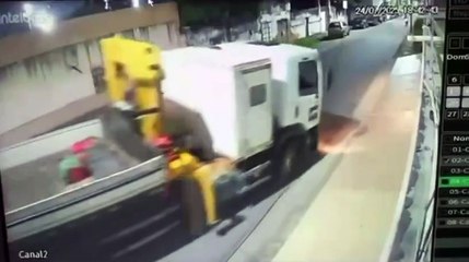 Acidente de trânsito provoca queda de poste no bairro Presidente Kennedy, em Fortaleza