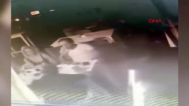 Eğlence mekanında şoke eden olay: Arkasından yaklaştığı kadının başını masaya vurdu
