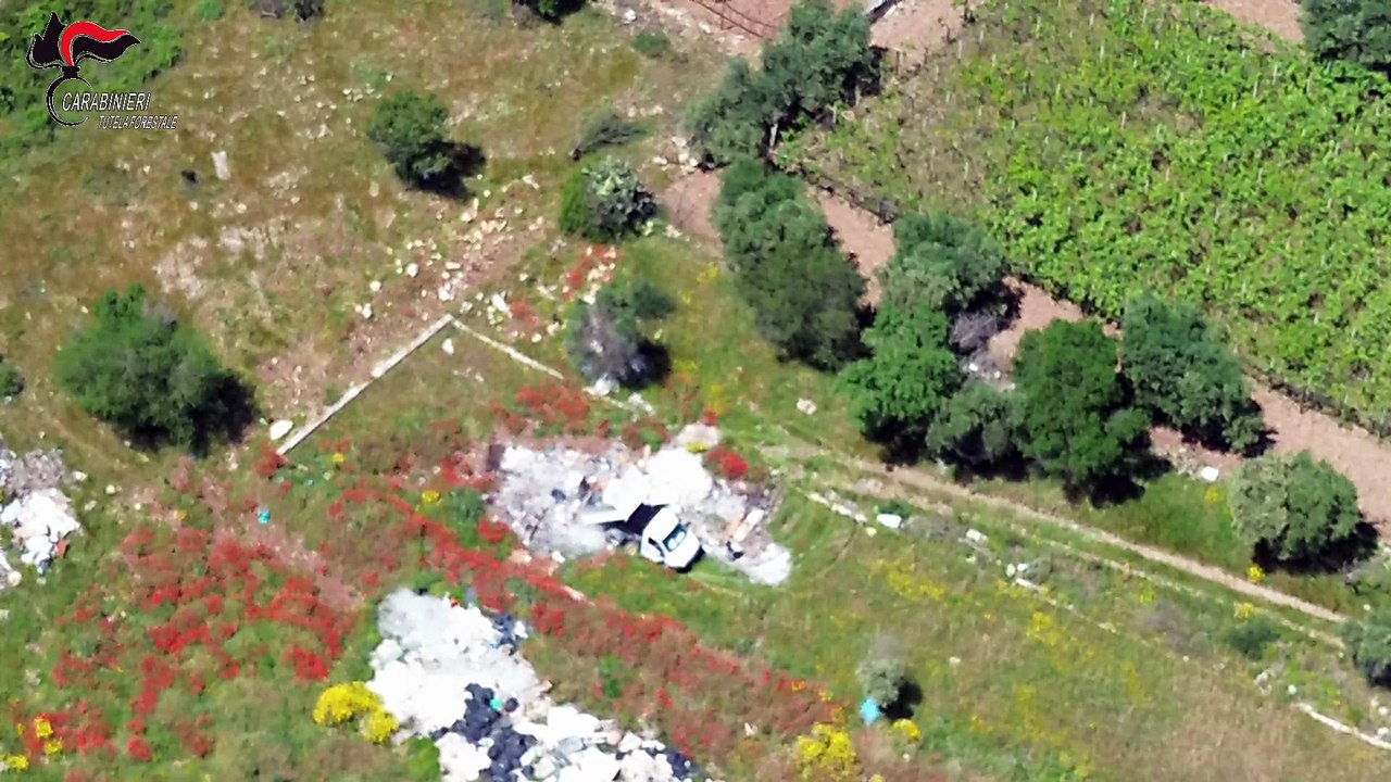 Continui roghi tossici tra Bari e Valenzano: scoperta discarica abusiva - video dei Carabinieri