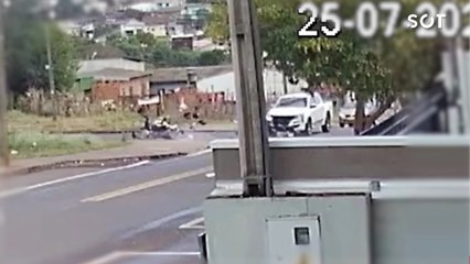 Duas pessoas são arremessados após colisão entre moto e caminhonete no Bairro Santa Cruz em Cascavel