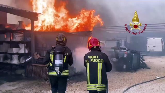 Fiamme minacciano deposito di bombole di gas: i vigili del fuoco evitano la tragedia