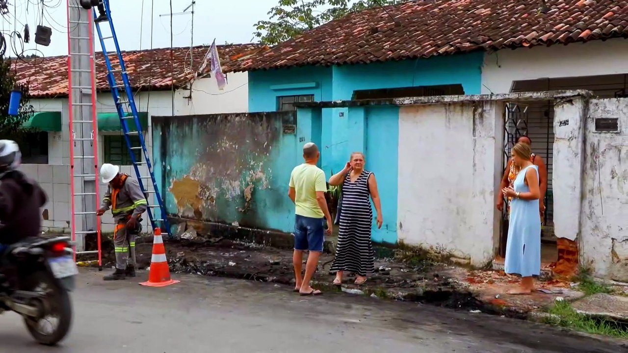 Desgovernado, caminhão atinge casas e provoca grande incêndio em Jaboatão dos Guararapes: veja imagens e relatos