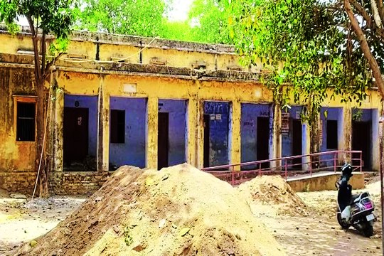 VIDEO झालावाड़ में हुए हादसे से सबक लेने की जरूरत... तीनों जिलों में 74 सरकारी स्कूलों के भवन जर्जर, मरम्मत के लिए बजट नहीं देखें वीडियो....