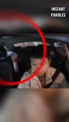 Ce chauffeur de taxi communique en langue des signes avec ce passager atteint de surdité