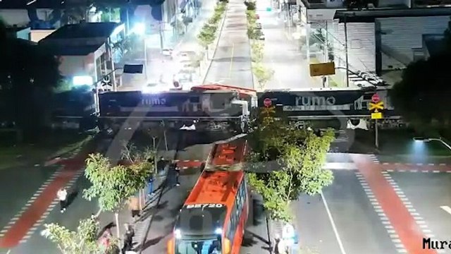 Novas imagens mostram ônibus biarticulado sendo partido ao meio por trem em Curitiba