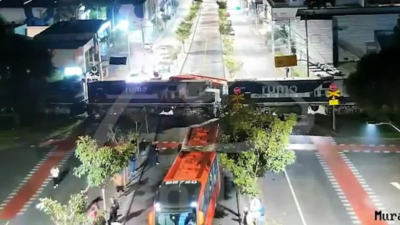 Novas imagens mostram ônibus biarticulado sendo partido ao meio por trem em Curitiba