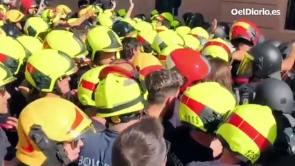 Momento de tensión entre los Bomberos de Valencia y la Policía Nacional en una protesta por la "precariedad" del servicio