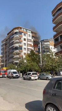 Şanlıurfa’nın Karaköprü ilçesine bağlı Narlıkuyu Mahallesi’nde bulunan 7 katlı bir apartmanın beşinci katındaki dairede yangın çıktı