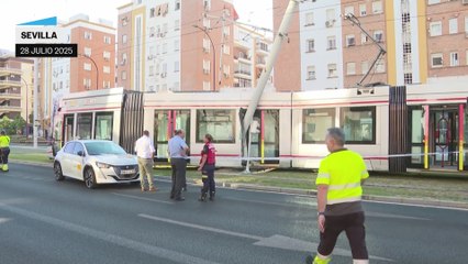 Un tranvía choca contra una catenaria provocando un pequeño incendio en Sevilla