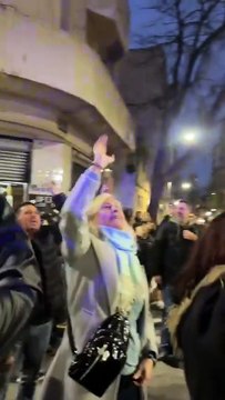 CFK saludó desde el balcón a seguidores que rezaban el Rosario en San José 1111