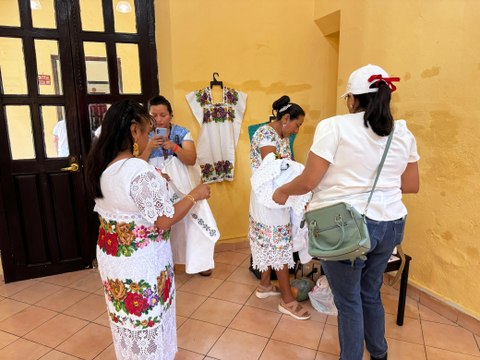 Colores del México indígena: prendas rarámuris y mayas en exposición en Mérida