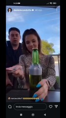 Daniele condotta sciabolare una birra sbagliando