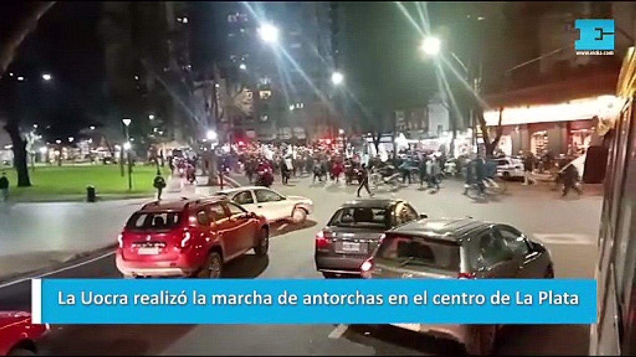 La Uocra realizó la marcha de antorchas en el centro de La Plata