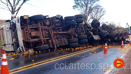 Motorista morre após bater de frente contra carreta na SP-255 em Avaré