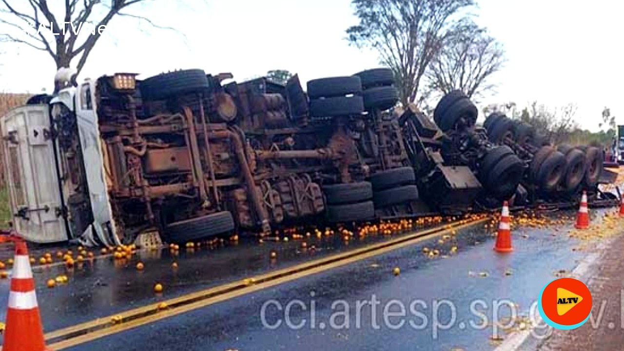 Motorista morre após bater de frente contra carreta na SP-255 em Avaré