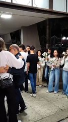 Alunos distribuem flores na saída da missa de sétimo dia da professora Soraya Tatiana