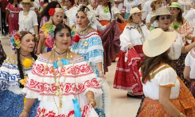 Más de 100 empolleradas desfilaron en el Aeropuerto de Tocumen