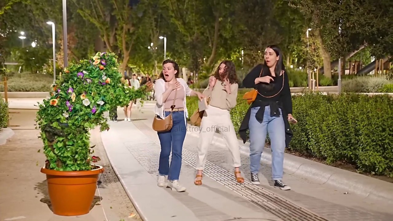 "Fake Tree Attack 🌲 مقلب ضحك للركب!"