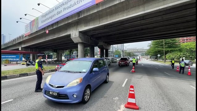 “安华下台”集会在即 警设路障管制车流