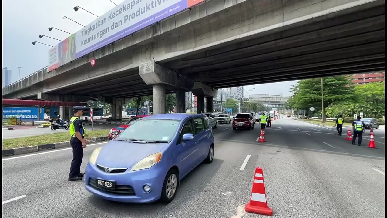 “安华下台”集会在即  警设路障管制车流