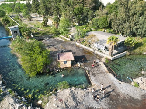 45 derece sıcakta buz gibi kaynak suyunda serinliyorlar