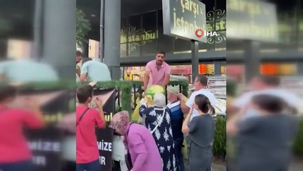 Bursa'da bir mağaza 4 kamyon karpuz dağıttı